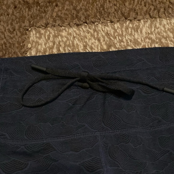 ZYIA Gray and Black High-Waisted Leggings with Stretch Fabric - Picture 4 of 13